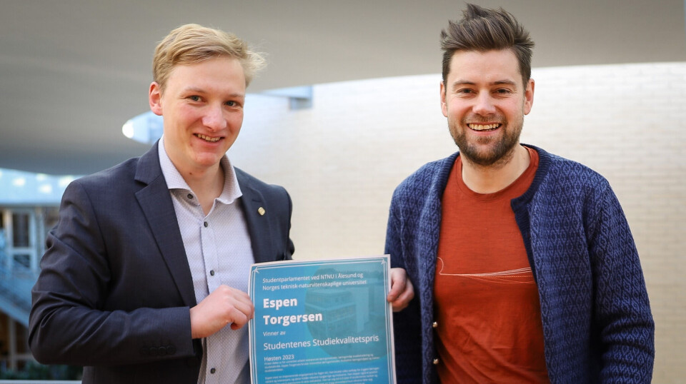 Lederen for studentparlamentet ved NTNU i Ålesund, og juryleder Henrik Vorkinn (t.v.) delte ut studiekvalitetsprisen (årets foreleser) til førsteamanuensis ved Institutt for havromsoperasjoner og byggteknikk, Espen Torgersen (t.h).