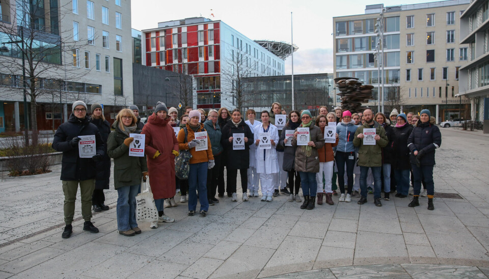 Rundt 40 personer møtte opp på St. Olavs hospital for markering for sykehus og helsepersonell i Gaza.