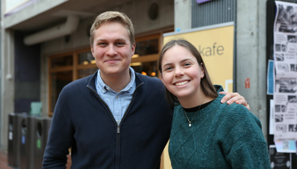 Studentene Ola Åvedal og Ingrid Kjønli er uenige om hvor godt de liker den nye ringen.