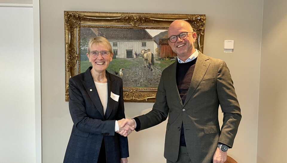 NTNU-rektor Anne Borg og NHO-direktør Ole Erik Almlid signerer en samarbeidsavtale.