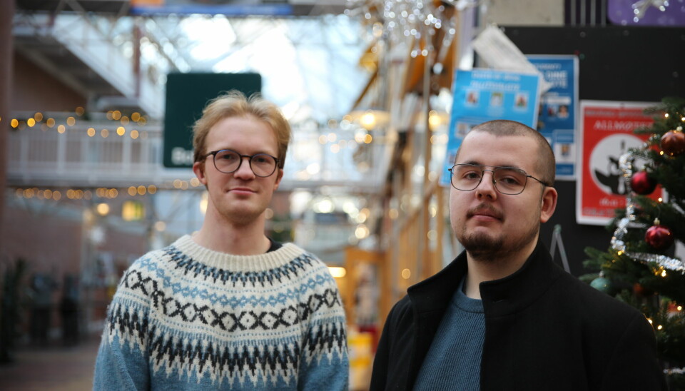 Studentene Olav Seierstad, til venstre og Stig André Due synes julegata er et positiv supplement i en ellers mørk eksamenstid.