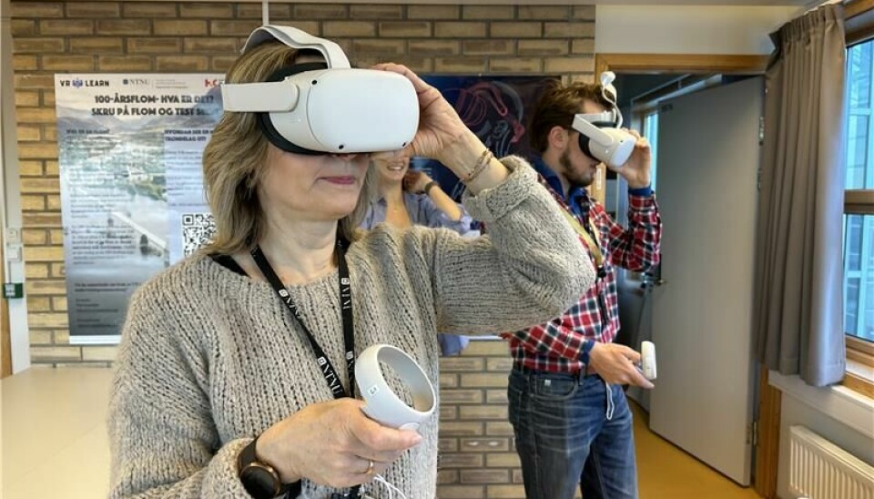 Anne Lillevoll Lorgange, Hovedbibliotekar ved UB Dragvoll, prøver VR-brillene som skal inngå i et helt nytt VR-tilbud på biblioteket.