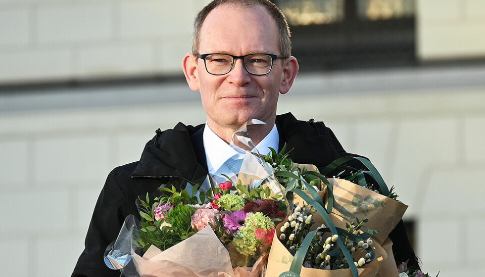 NYSLÅTT STATSRÅD: Oddmund Hoel måtte ta imot mange blomsterbukettar då han kom ut av Slottet som ny forskings- og høgare utdanningsminister tysdag 23. januar.