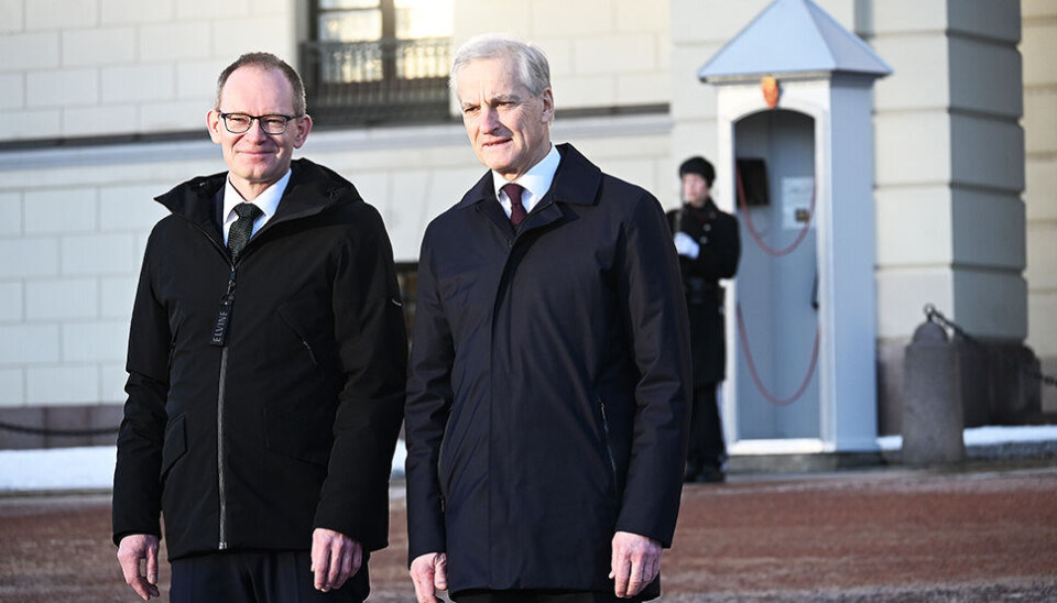 RESPEKTERT: –Det er fint å bli godt likt, men Støre sa også at det held å bli respektert. Det sluttar eg meg til, understrekar Oddmund Hoel som her står saman med statsminister Jonas Gahr Støre på Slottsplassen.