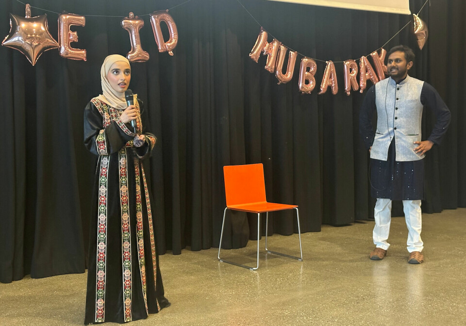 NTNU-studenten Hussna Satar Janjua ønsket velkommen til Eid-fest. faheem Ali Kappan, NTNU alumni, var med programleder for kvelden.