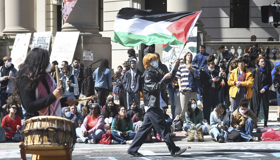 Flere hundre studenter og pro-palestinske tilhengere var mandag samlet foran Woolsey Hall på Yale-campusen i New Haven. Amerikanske høyskoler og universiteter forbereder seg på avslutningsseremonier ved årets slutt med en spesiell utfordring: å sørge for sikkerheten til avgangselevene samtidig som de respekterer ytringsfriheten til studenter involvert i protester over krigen mellom Israel og Hamas.