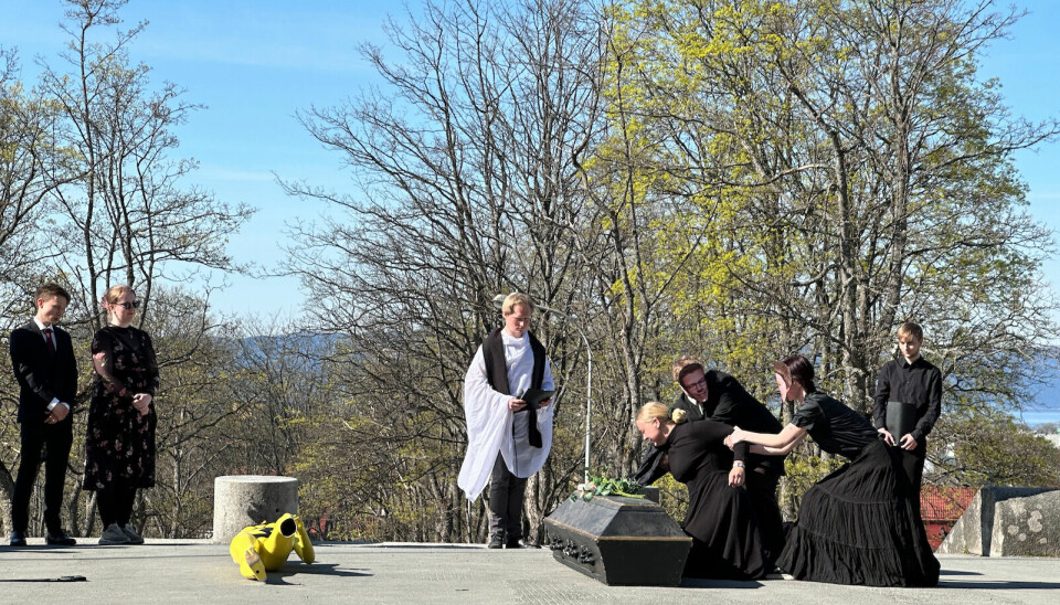 Institutt for kunst- og medievitenskap, dramastudenter gestaltet begravelse av instituttet foran hovedbygget
