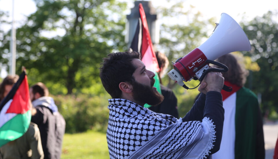 NTNU-student Ahmed Alamleh ropte utover Gløshaugen da styremøtet startet tirsdag morgen.