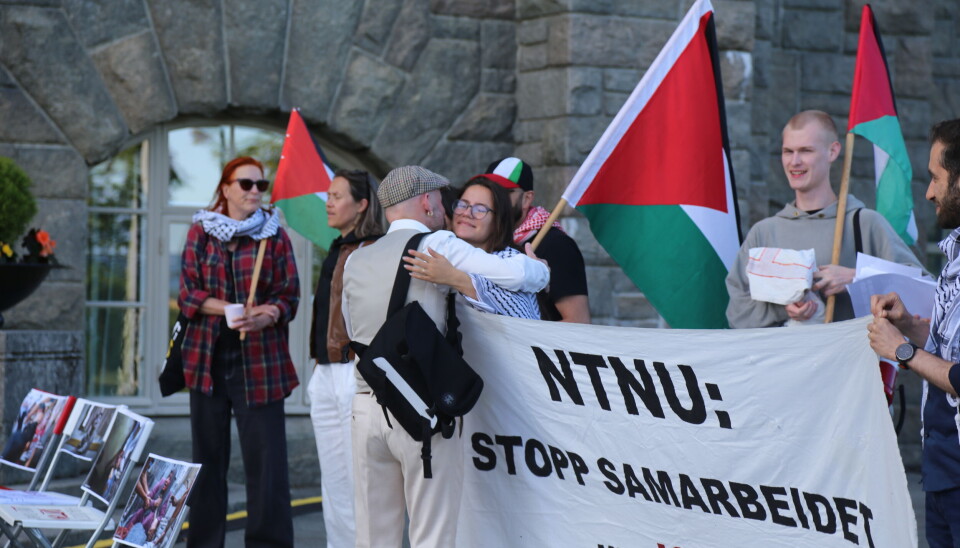 Styremedlem Aksel Tjora gir nesteleder i Studenter for Palestina, Maren Valstrand Nilsen, en klem før han skal inn på styremøtet til NTNU tirsdag morgen.