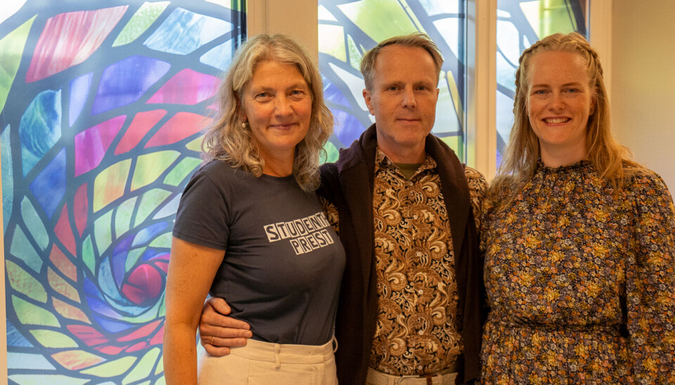 (F.v.) Anne Anker Bolstad, kunstner Eskild Narum Bakken og prosjektleder Kristin Nilsen Frøystein.