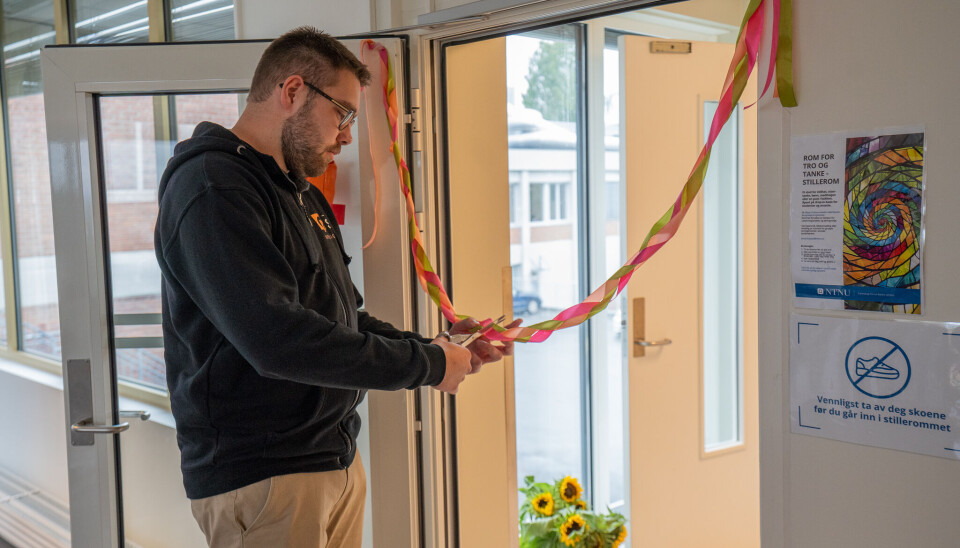 Leder for Studentparlamentet i Gjøvik, Sindre Stenseth Pettersen sto for snorklippingen.