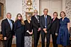 Sju prisvinnere og representanter poserer i formelle antrekk i en dekorert sal i Trondheim.
